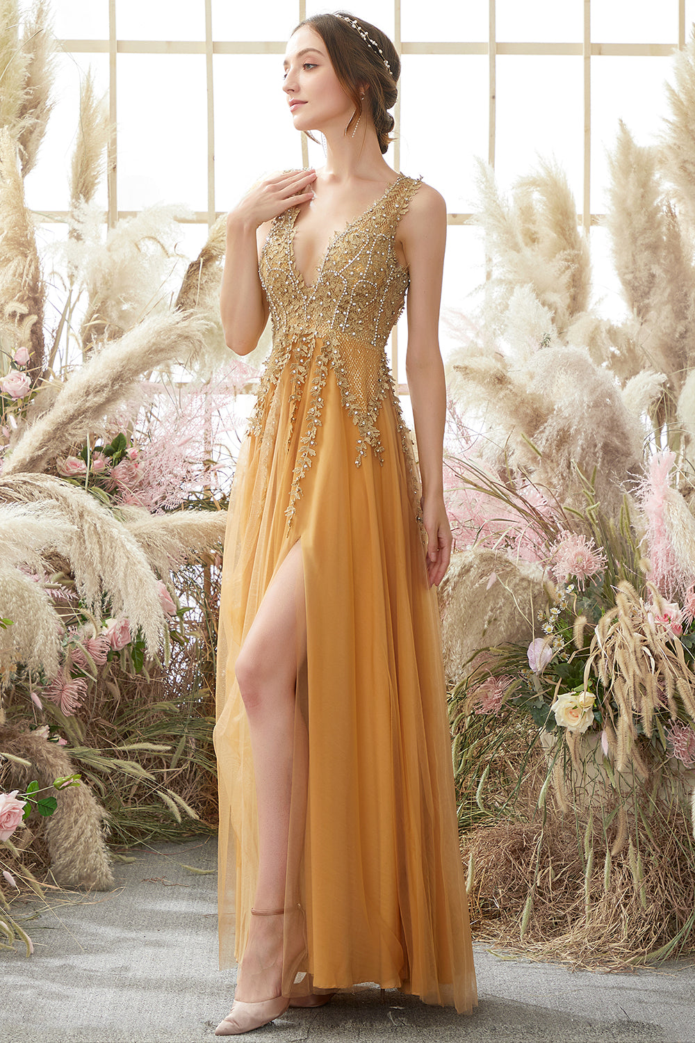 Robe longue à col en V profond avec appliques