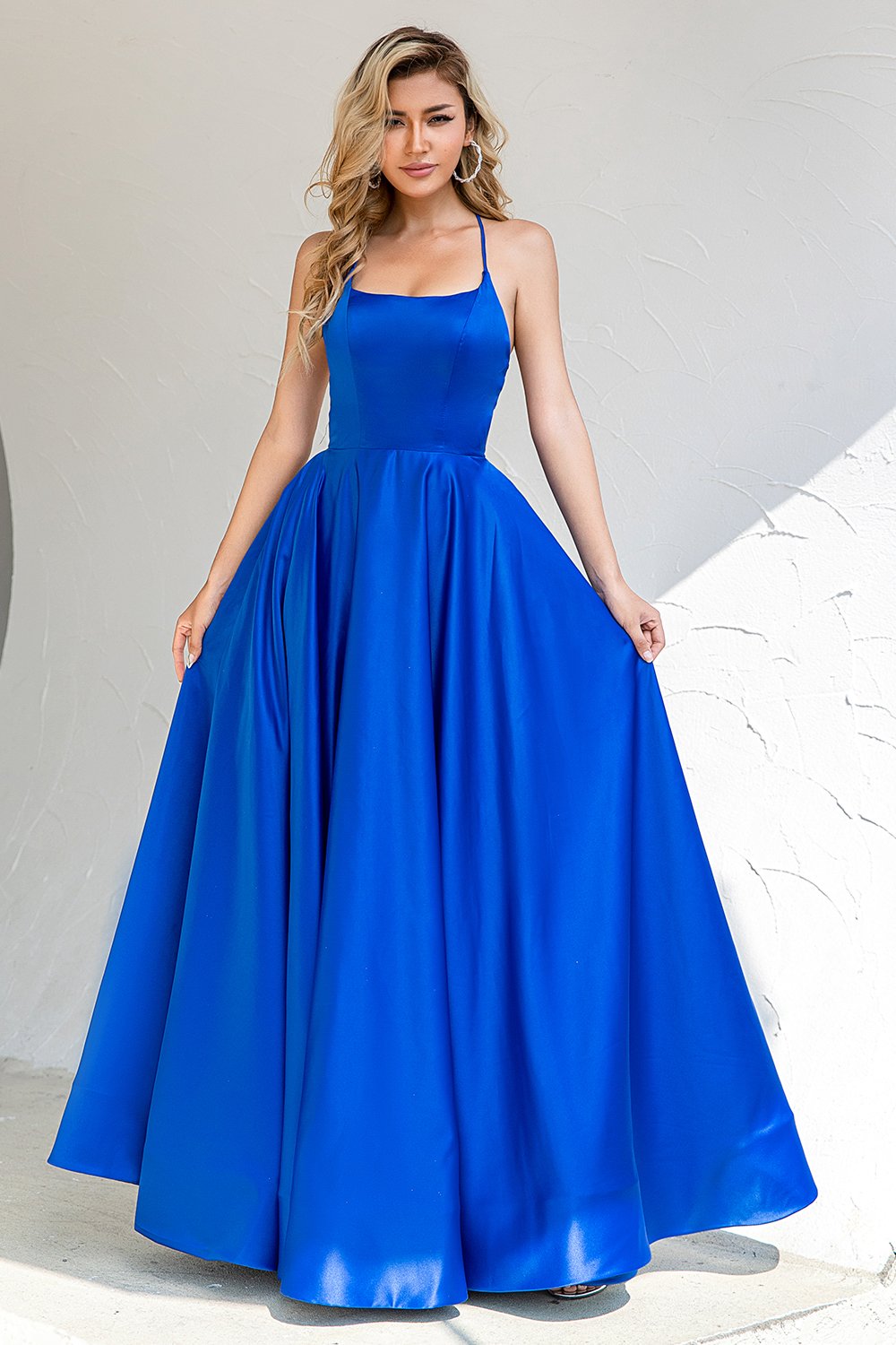 Robe de bal en satin sans dos bleu royal