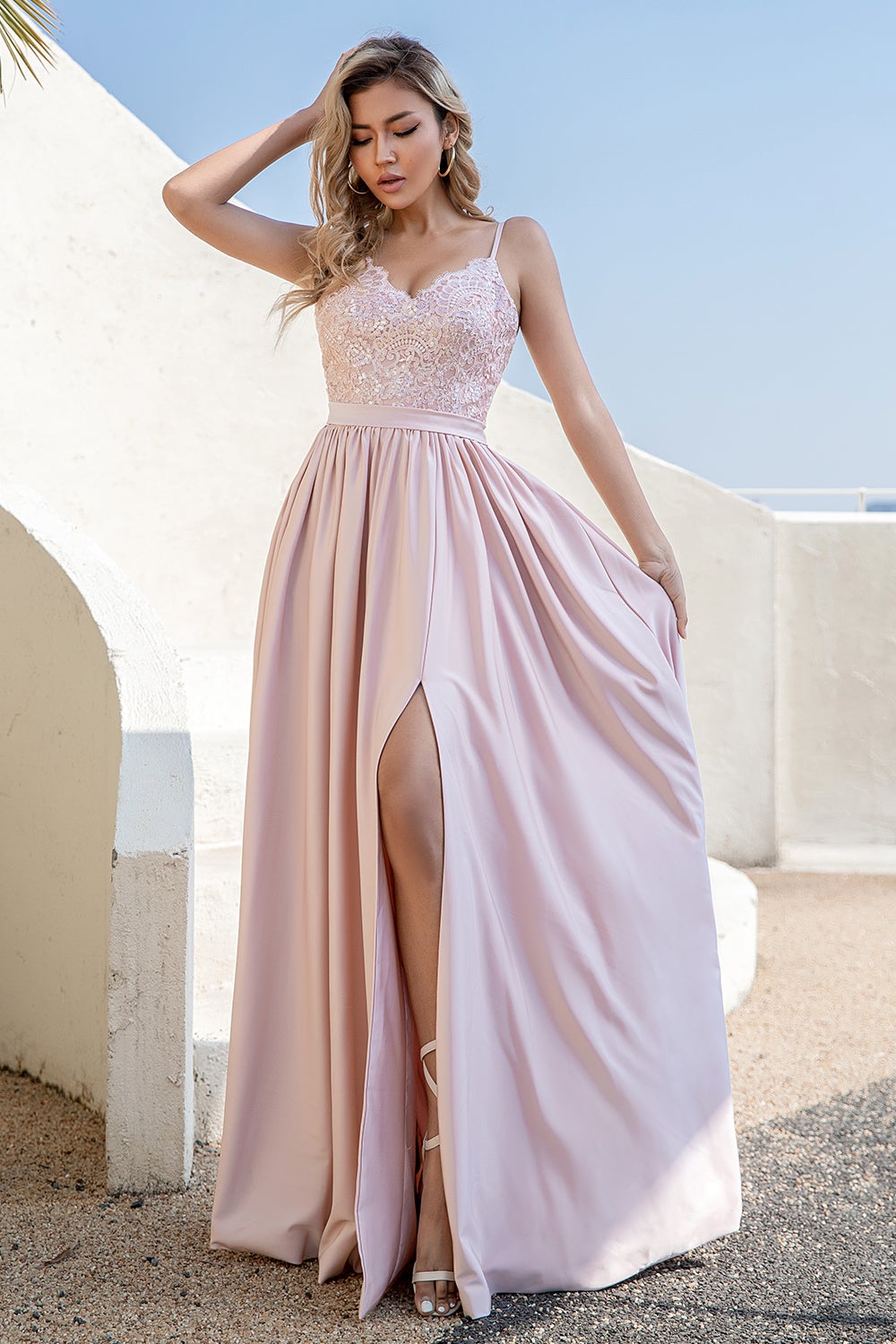 Robe de bal longue bordeaux avec dentelle perlée