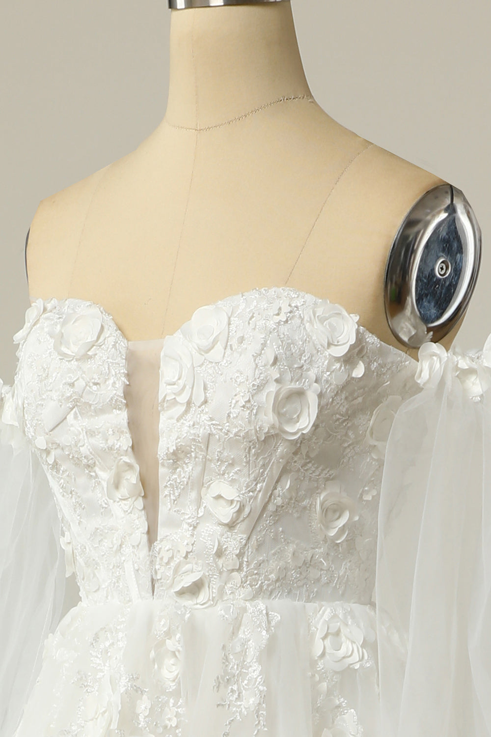 Une ligne de robe de mariée en ivoire à manches longues