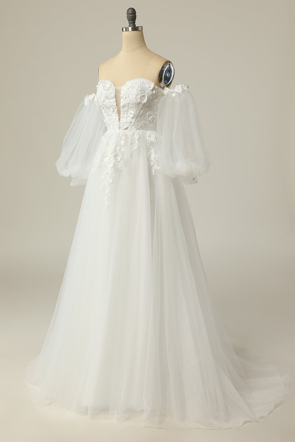 Une ligne de robe de mariée en ivoire à manches longues