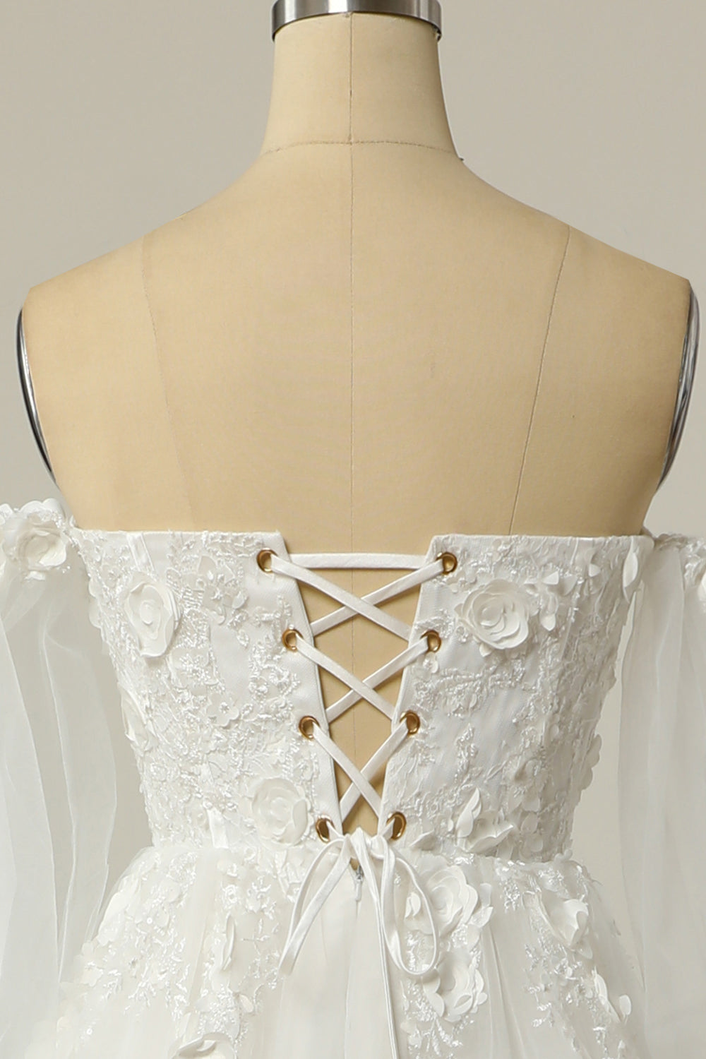Une ligne de robe de mariée en ivoire à manches longues