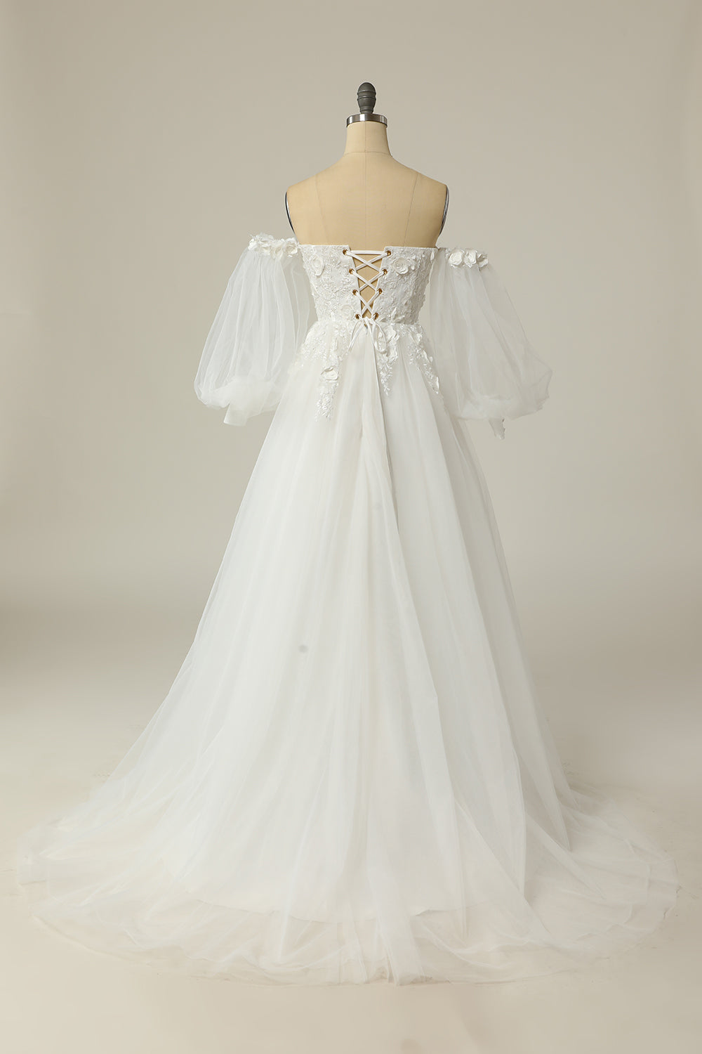 Une ligne de robe de mariée en ivoire à manches longues