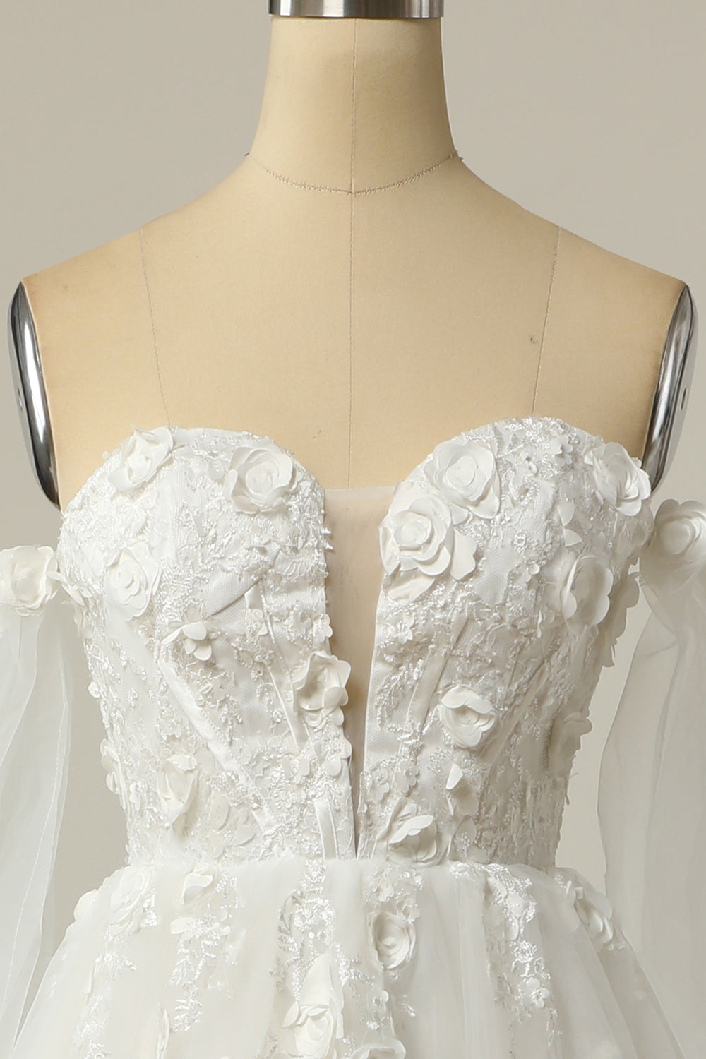 Une ligne de robe de mariée en ivoire à manches longues