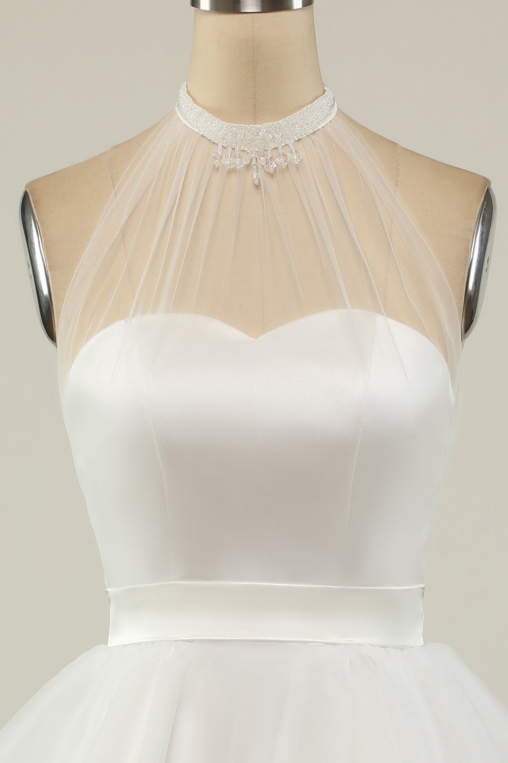 Robe de cocktail courte en tulle noir à licou