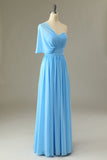 Une robe de demoiselle d’honneur bleue à une épaule
