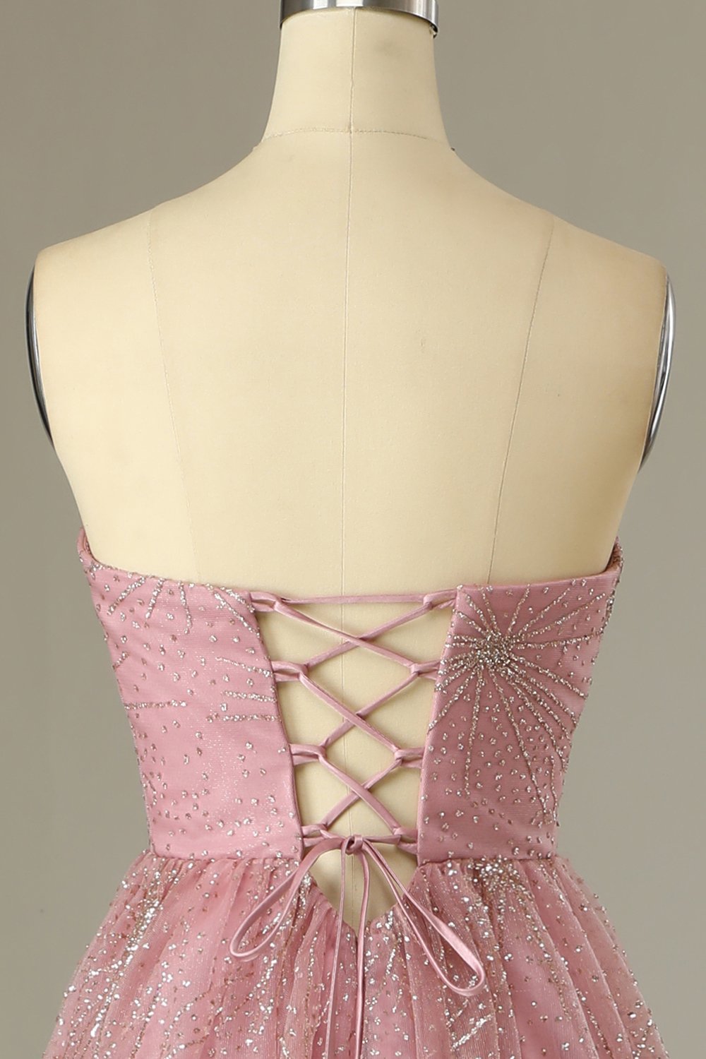Une ligne Sweetheart Blush Prom Robe avec criss Cross Back