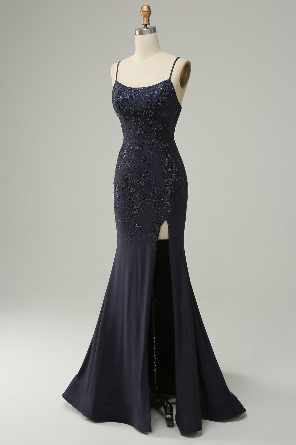 Robe de soirée bleu marine sans bretelles avec décolleté en cœur et perles