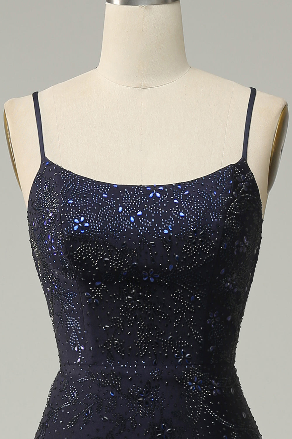 Robe de soirée bleu marine sans bretelles avec décolleté en cœur et perles