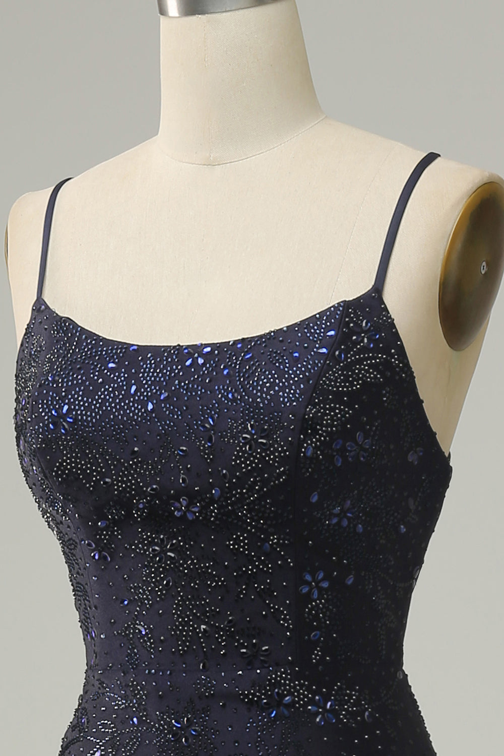 Robe de soirée bleu marine sans bretelles avec décolleté en cœur et perles