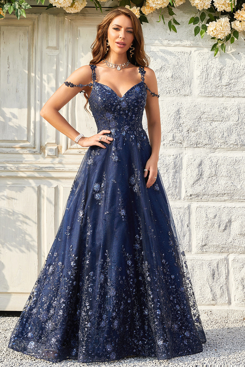 Robe de soirée longue bleu marine à épaules dénudées et appliqués