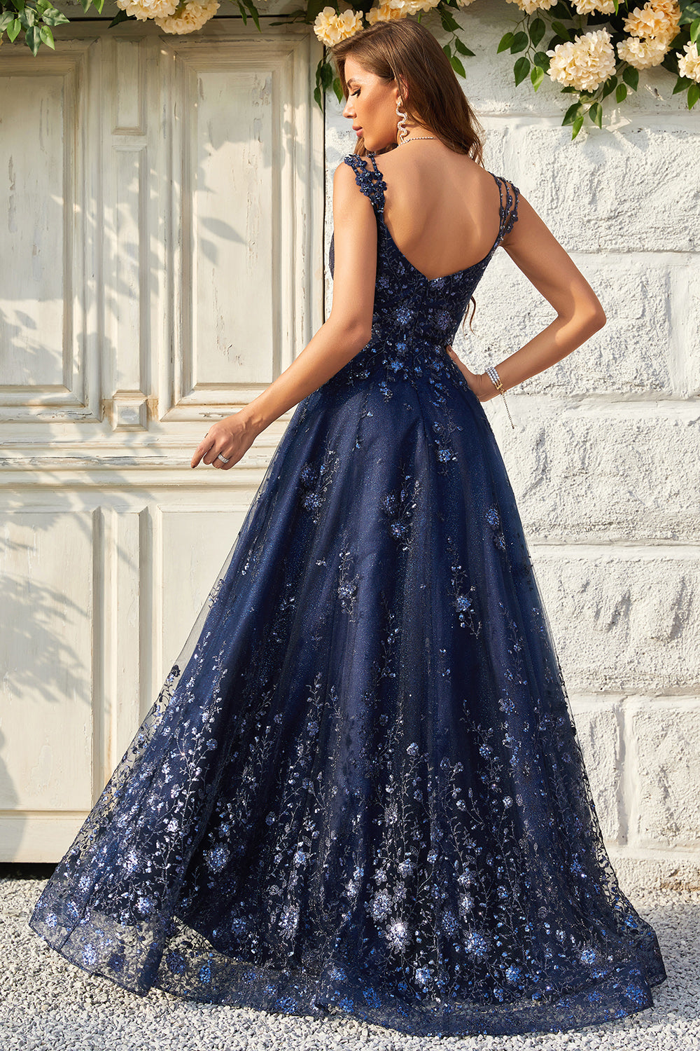 Robe de soirée longue bleu marine à épaules dénudées et appliqués
