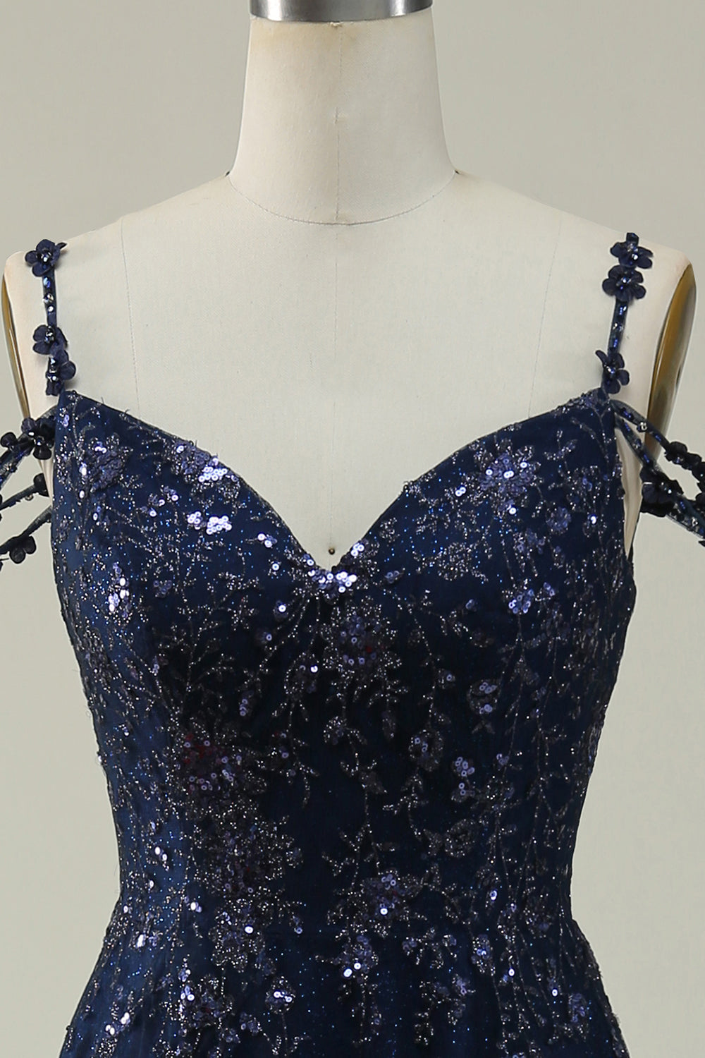 Robe de soirée longue bleu marine à épaules dénudées et appliqués