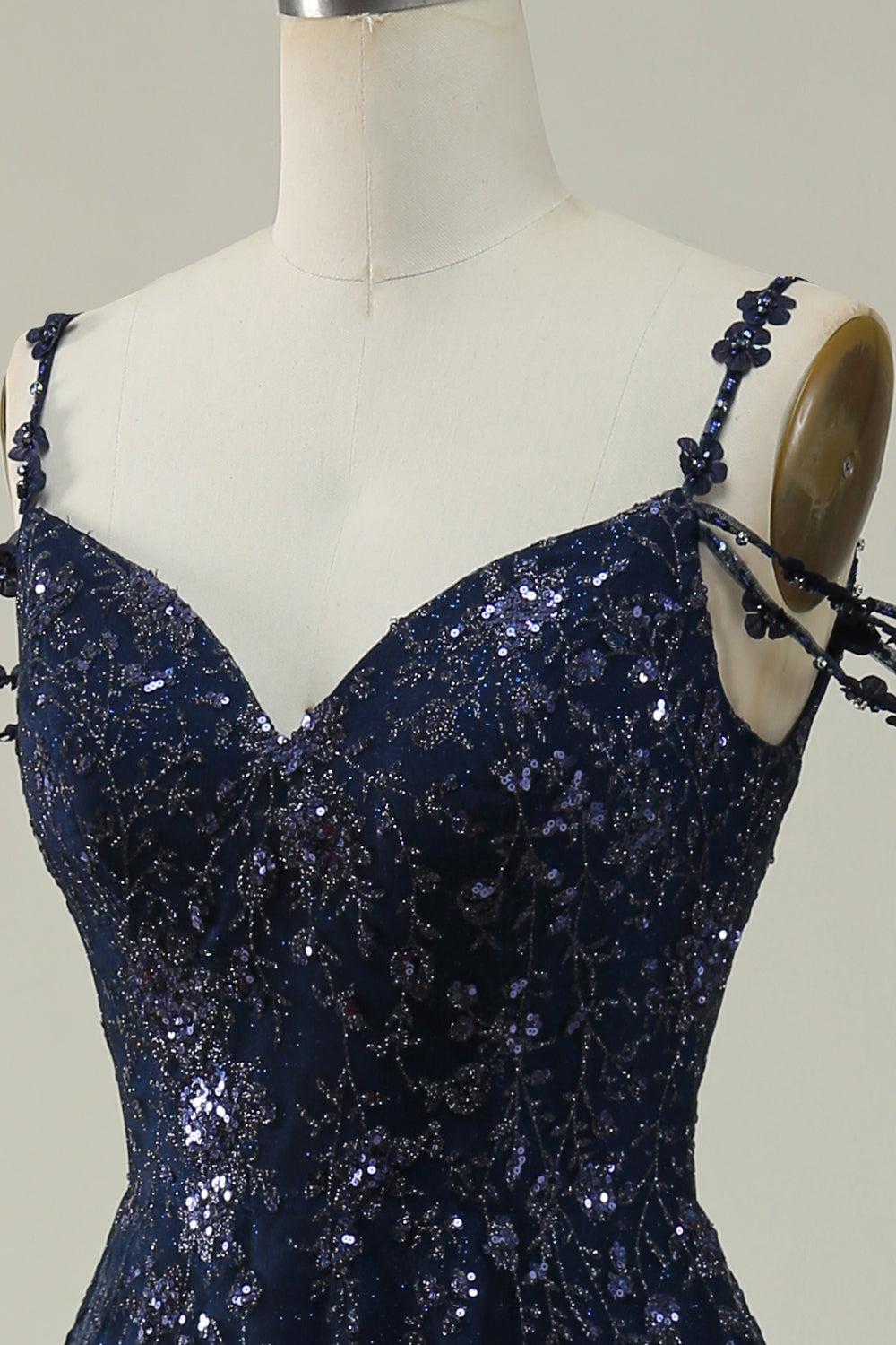 Robe de soirée longue bleu marine à épaules dénudées et appliqués