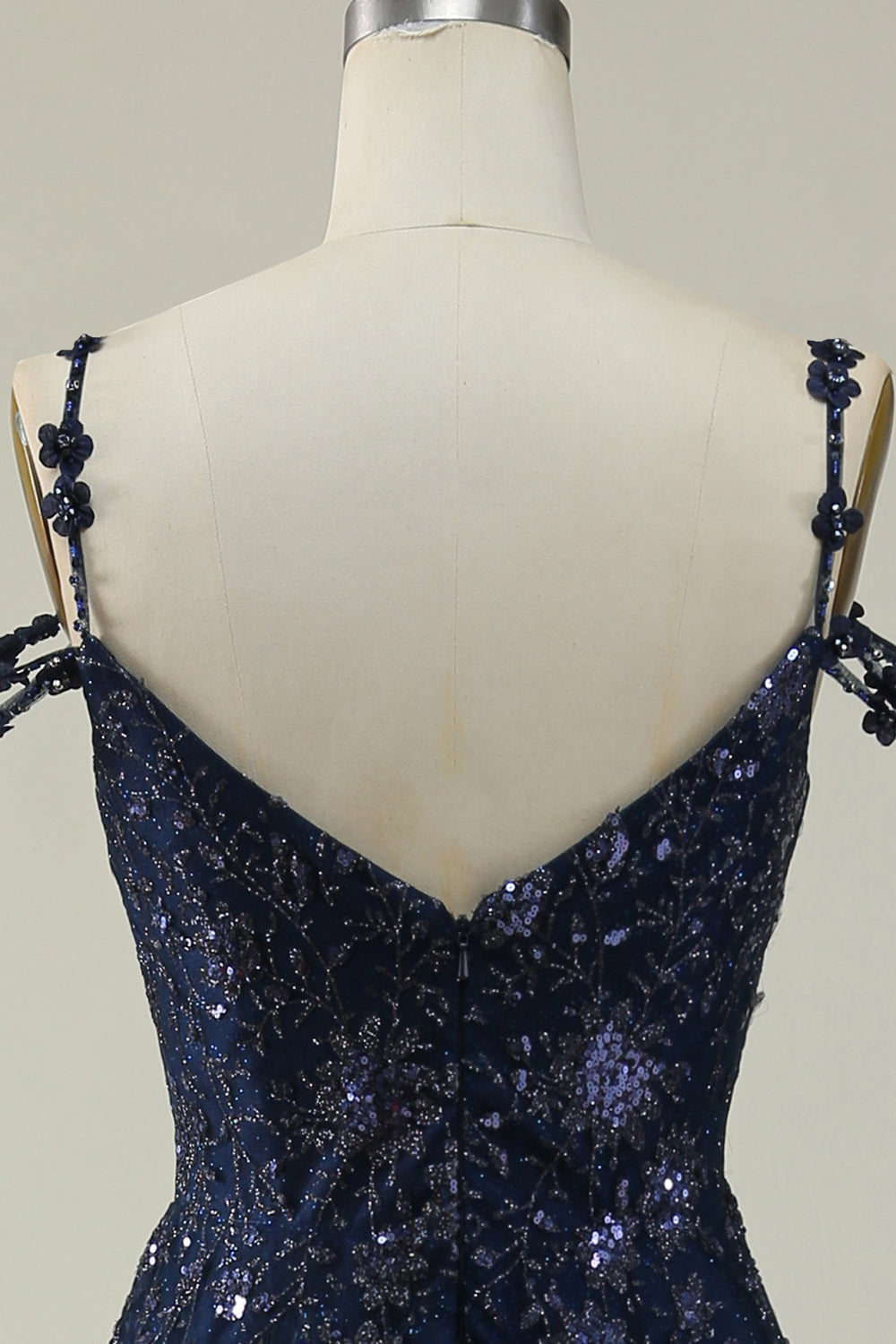 Robe de soirée longue bleu marine à épaules dénudées et appliqués