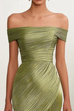 Robe Tapis Rouge Vert Satin Métallisé Épaules Dénudées