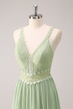 Robe de demoiselle d’honneur florale à volants vert avec dentelle