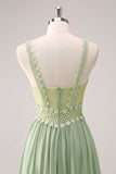 Robe de demoiselle d’honneur florale à volants vert avec dentelle