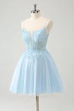 Jolie robe de cocktail en tulle bleu pailleté avec des appliques et des perles