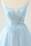 Jolie robe de cocktail en tulle bleu pailleté avec des appliques et des perles