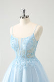 Jolie robe de cocktail en tulle bleu pailleté avec des appliques et des perles