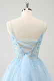 Jolie robe de cocktail en tulle bleu pailleté avec des appliques et des perles