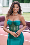 Robe de soirée unique en corset moulant vert foncé scintillant sans bretelles avec perles