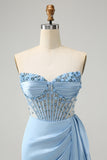 Robe de cocktail moulante bleue scintillante avec corset et perles