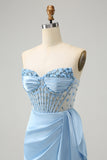 Robe de cocktail moulante bleue scintillante avec corset et perles