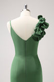 Robe de demoiselle d’honneur en satin plissé vert olive avec fente