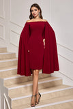 Robe de cocktail mi-longue moulante bordeaux à épaules dénudées avec manches cape