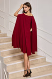 Robe de cocktail mi-longue moulante bordeaux à épaules dénudées avec manches cape