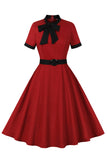 Robe rouge à col montant vintage des années 1950 avec noeud