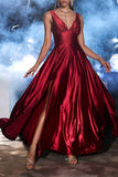 Robe longue en satin rouge foncé à col en V avec fente