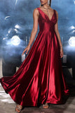 Robe longue en satin rouge foncé à col en V avec fente