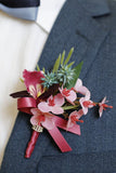 Corsage de poignet de bal bordeaux et boutonnière pour homme avec perles