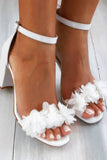 Chaussures de mariée blanches à bout ouvert avec applique