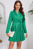 Robe de cocktail courte plissée verte avec noeud