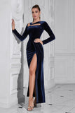 Robe de bal en velours bleu foncé à manches longues avec fente