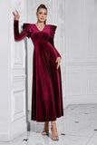 Robe de bal longue en velours bordeaux à volants à col en V
