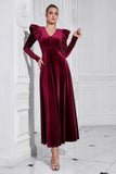Robe de bal longue en velours bordeaux à volants à col en V