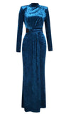 Robe de bal bleue à col haut à manches longues en velours