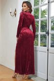 Robe de bal bleue à col haut à manches longues en velours