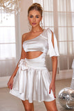 Robe courte de bal blanche à une épaule évidée
