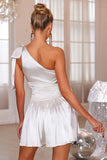 Robe courte de bal blanche à une épaule évidée