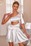 Robe courte de bal blanche à une épaule évidée