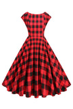 Robe trapèze à carreaux rouges et noirs à col en V des années 1950