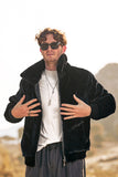 Manteau à capuche épaissi d’hiver en fausse fourrure de luxe pour hommes