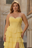 Robe de bal longue taille plus size jaune sans bretelles à la taille basque, sans bretelles à la taille, volants et fente