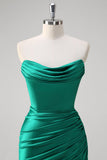 Robe de bal longue sans bretelles en satin froncé vert sirène avec fente